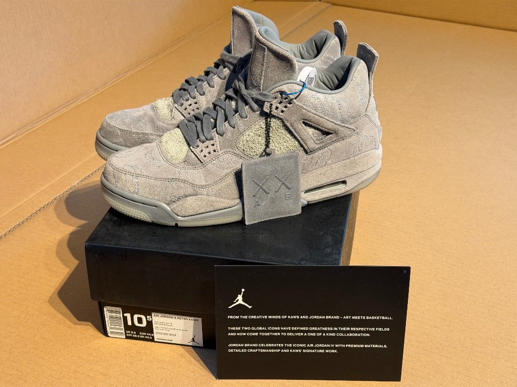 Nike Air Jordan 4 Retro KAWS Cool Grey - maat EU 44.5, Kleding | Heren, Overige kleuren, Ophalen of Verzenden, Sneakers of Gympen
