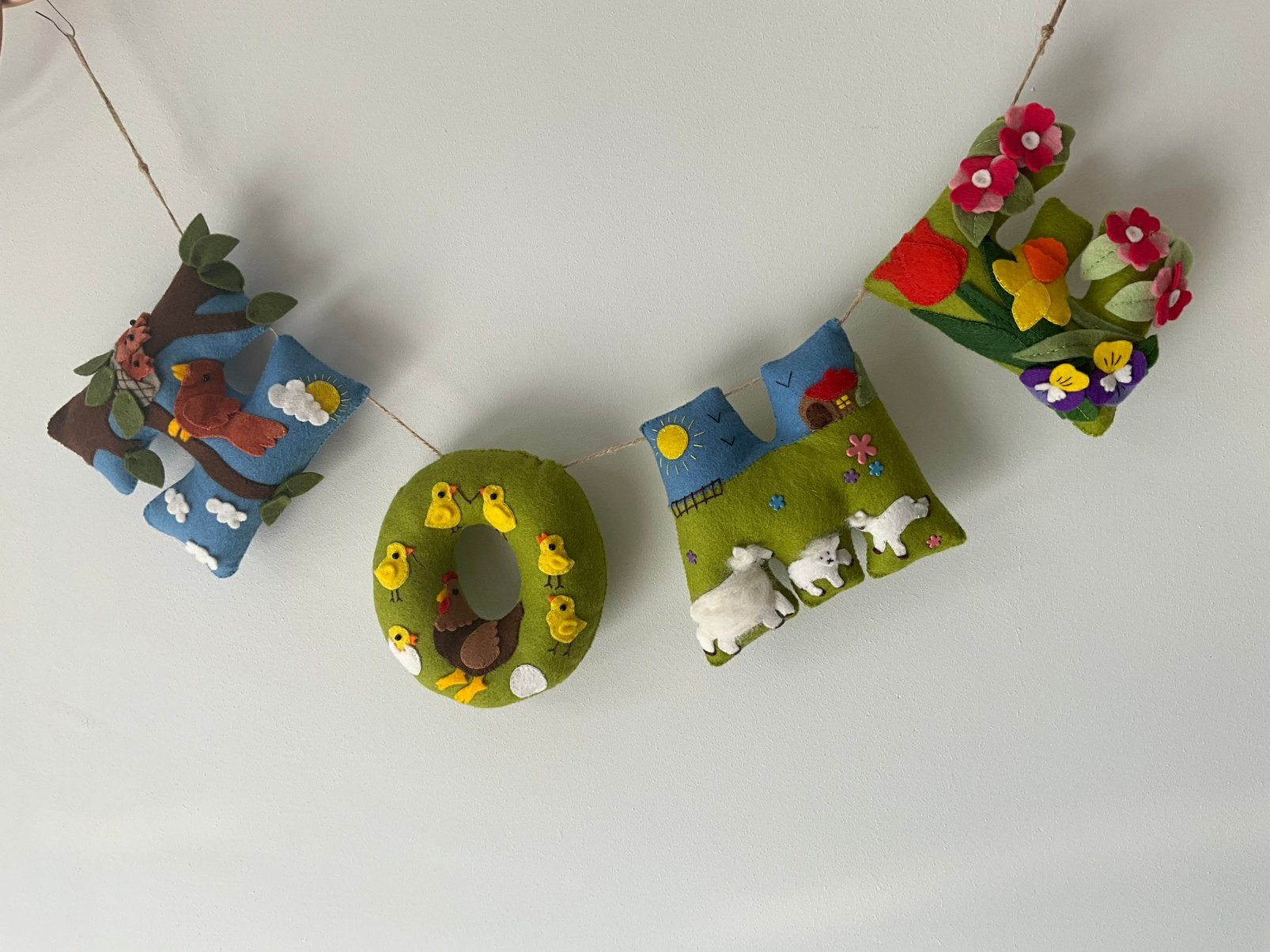 Vilten Home letters lente, Ophalen of Verzenden, Zo goed als nieuw, Figuurtje(s), Wolvilt