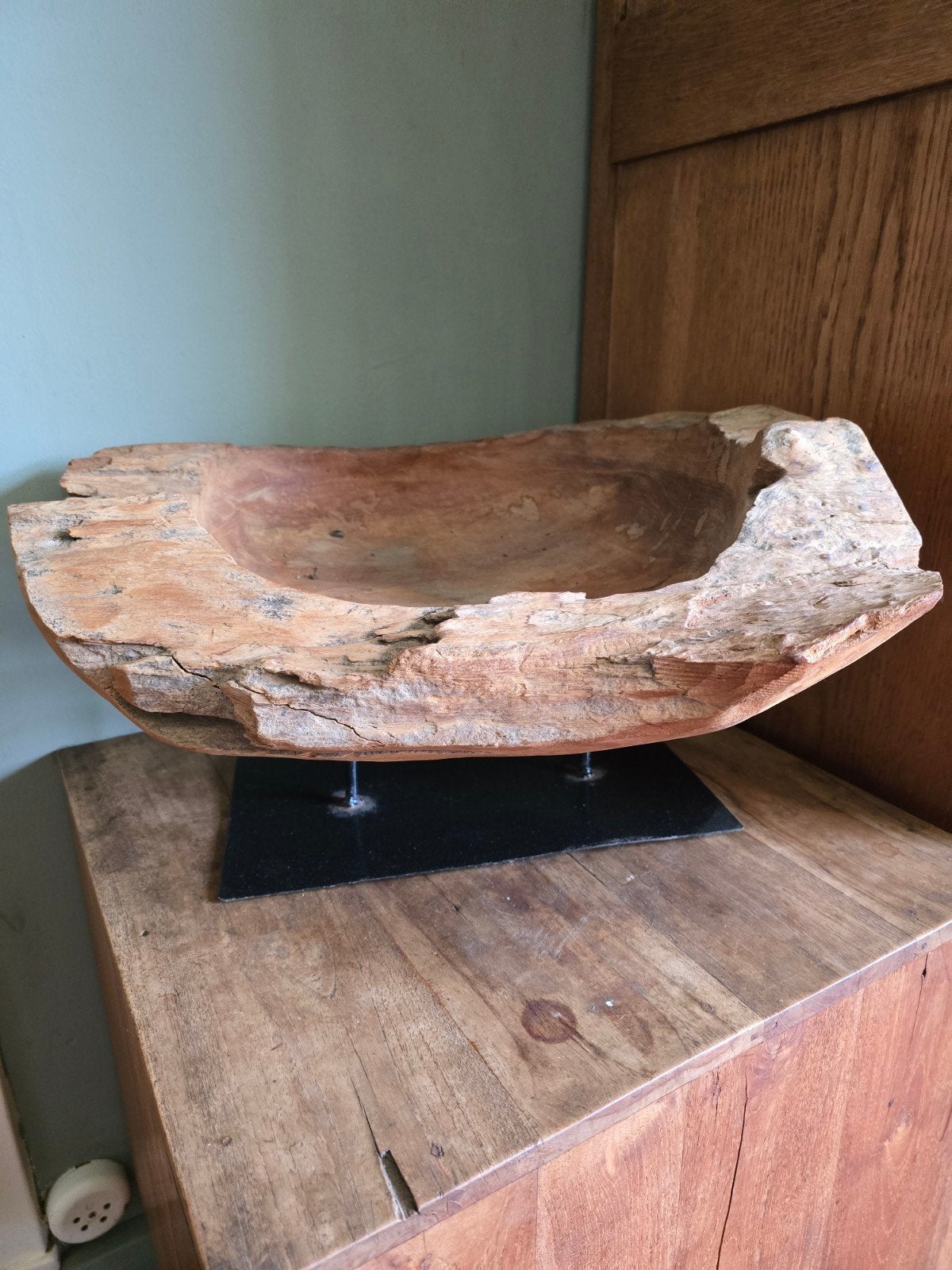 Decoratieve houten schaal op ijzeren voet, Schaal, Ophalen of Verzenden, Zo goed als nieuw, Overige vormen