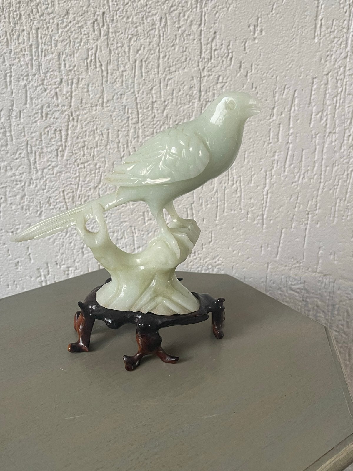 Jade vogelbeeldje op voetje, Minder dan 20 cm, Ophalen of Verzenden, Op sokkel, Overige materialen