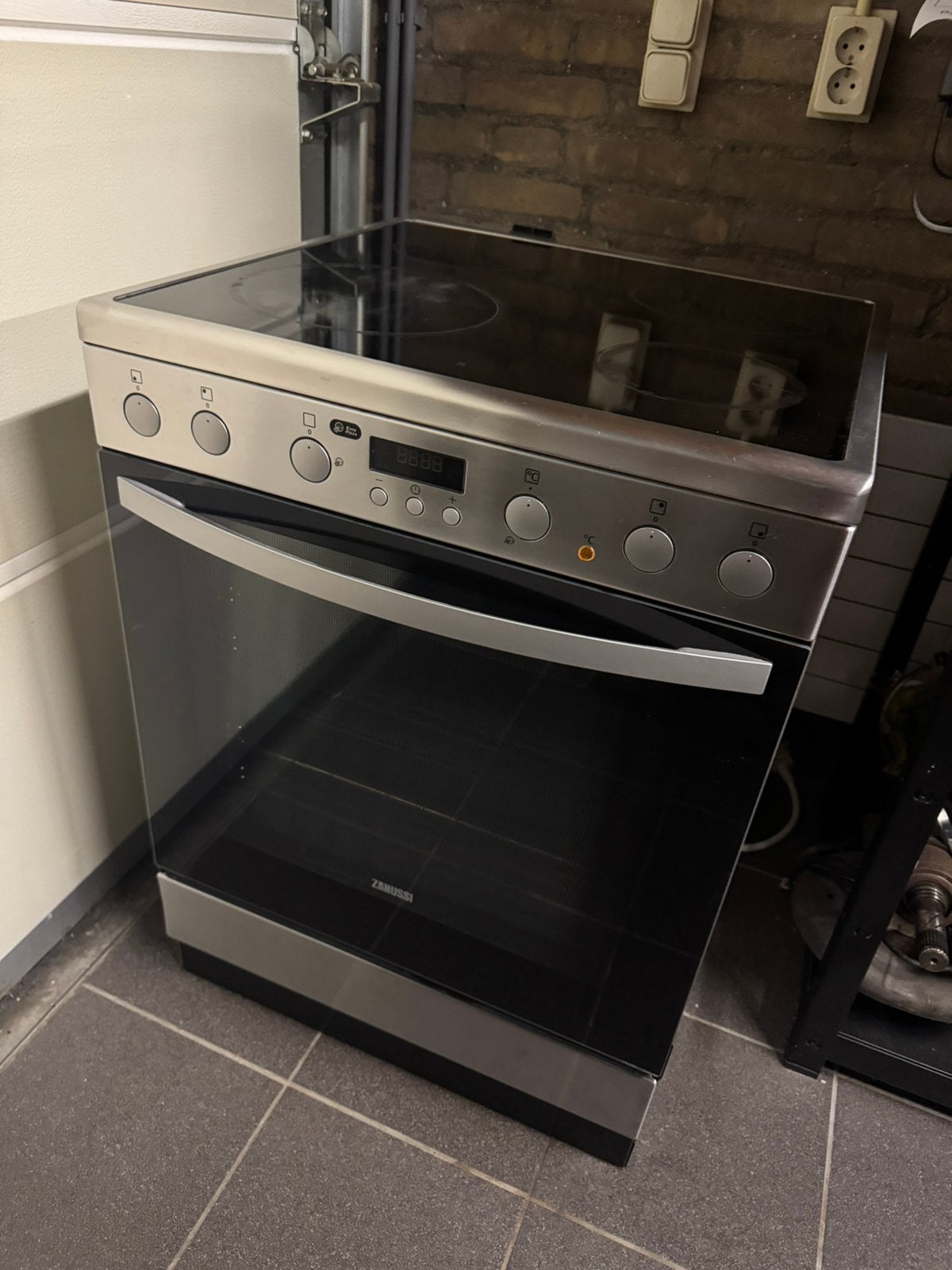 Zanussi fornuis met oven + IKEA afzuigkap, Ophalen, Gebruikt, Grill, 4 kookzones