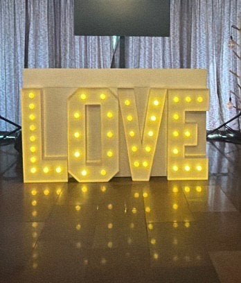 Lichtletters LOVE van karton - Perfect voor feesten en decor, Hobby en Vrije tijd, Ophalen, Zo goed als nieuw, Versiering, Valentijn of Romantisch