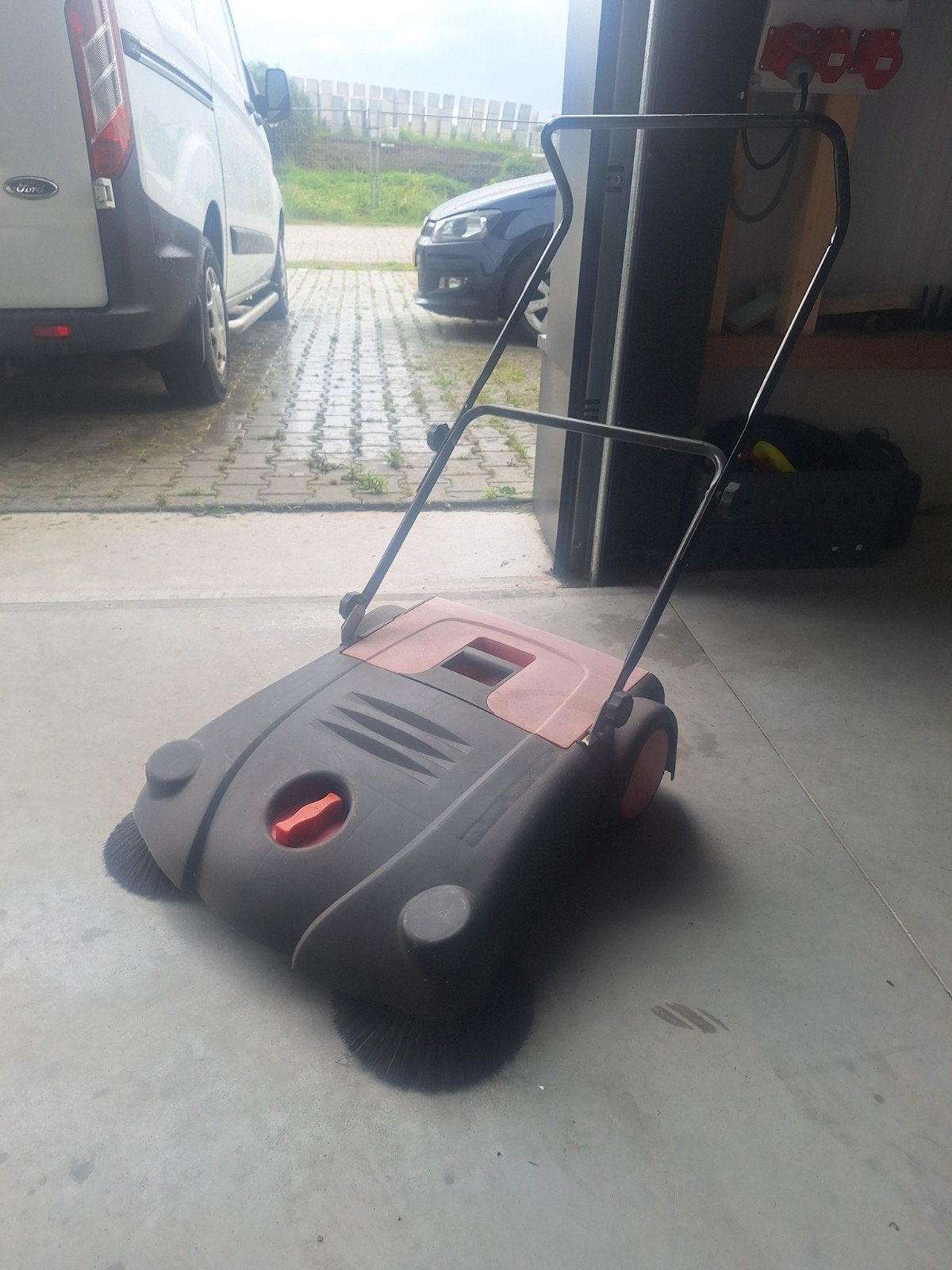 Handveger / veegmachine voor garage of oprit, Ophalen of Verzenden, Gebruikt, Onbekend