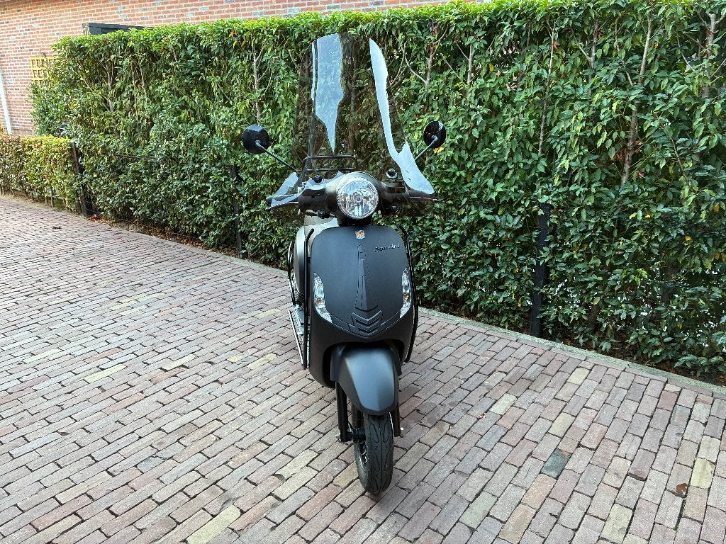 Scooter LaSouris Sourini bj 2021Topstaat KM 1500 zwart €650, Fietsen en Brommers, Scooters | Overige merken, Zo goed als nieuw