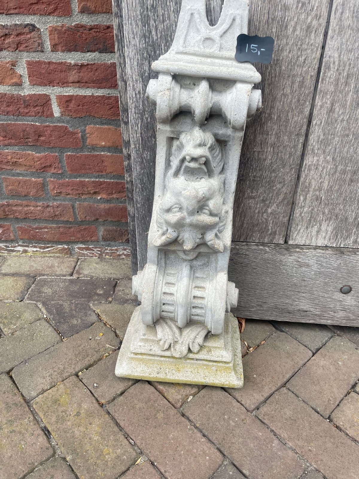 Decoratieve betonnen console met gezicht, Ophalen
