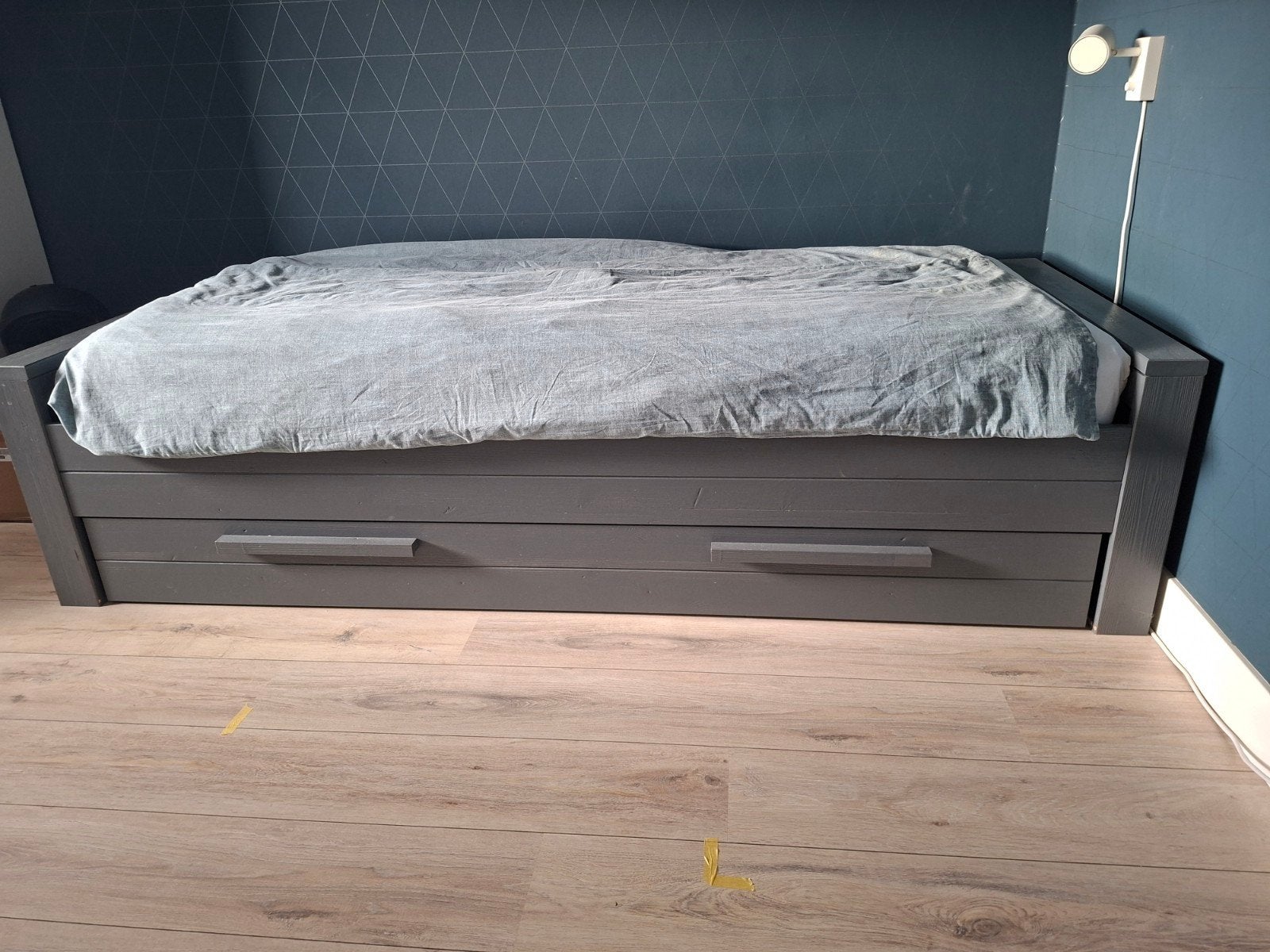 Grijs eenpersoonsbed met 1 opberglade., Huis en Inrichting, Ophalen, Gebruikt, 90 cm, Eenpersoons