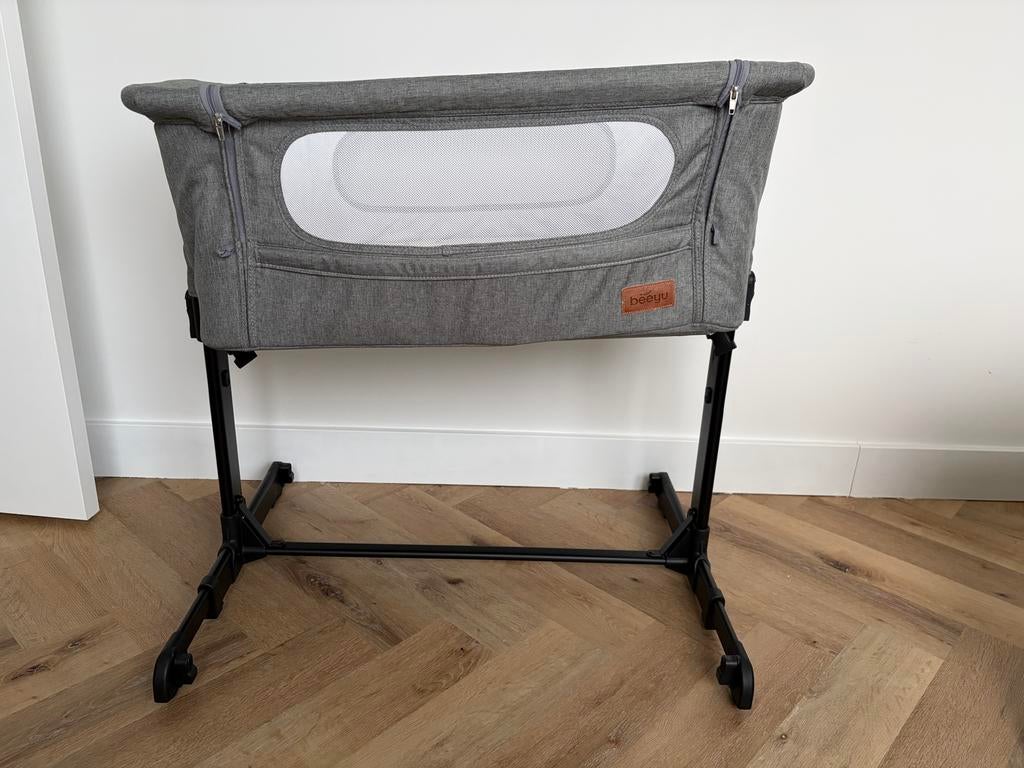 Beeyu Co-sleeper/Wieg - Grijs incl. Lakens en molton hoezen, Ophalen, Zo goed als nieuw, Wieg