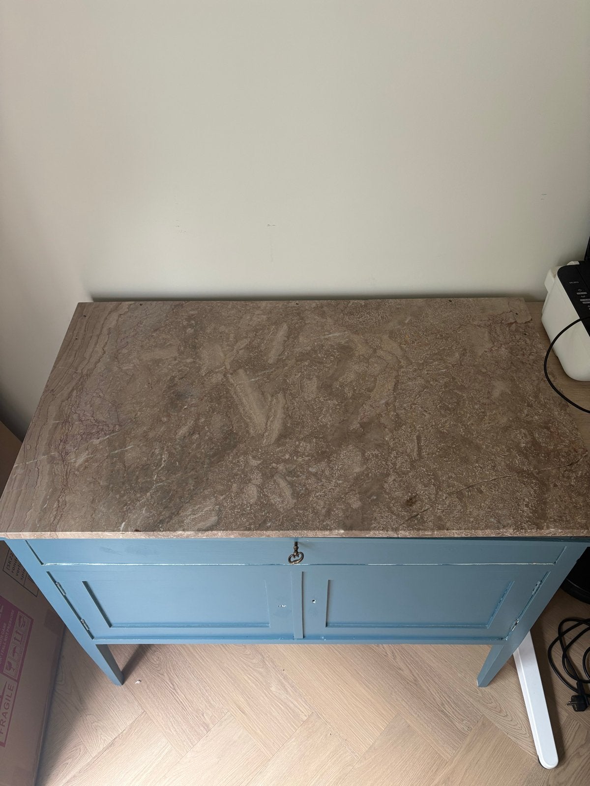 Blauwe kast met marmeren blad - 100x58x81 cm, Antiek en Kunst, Ophalen