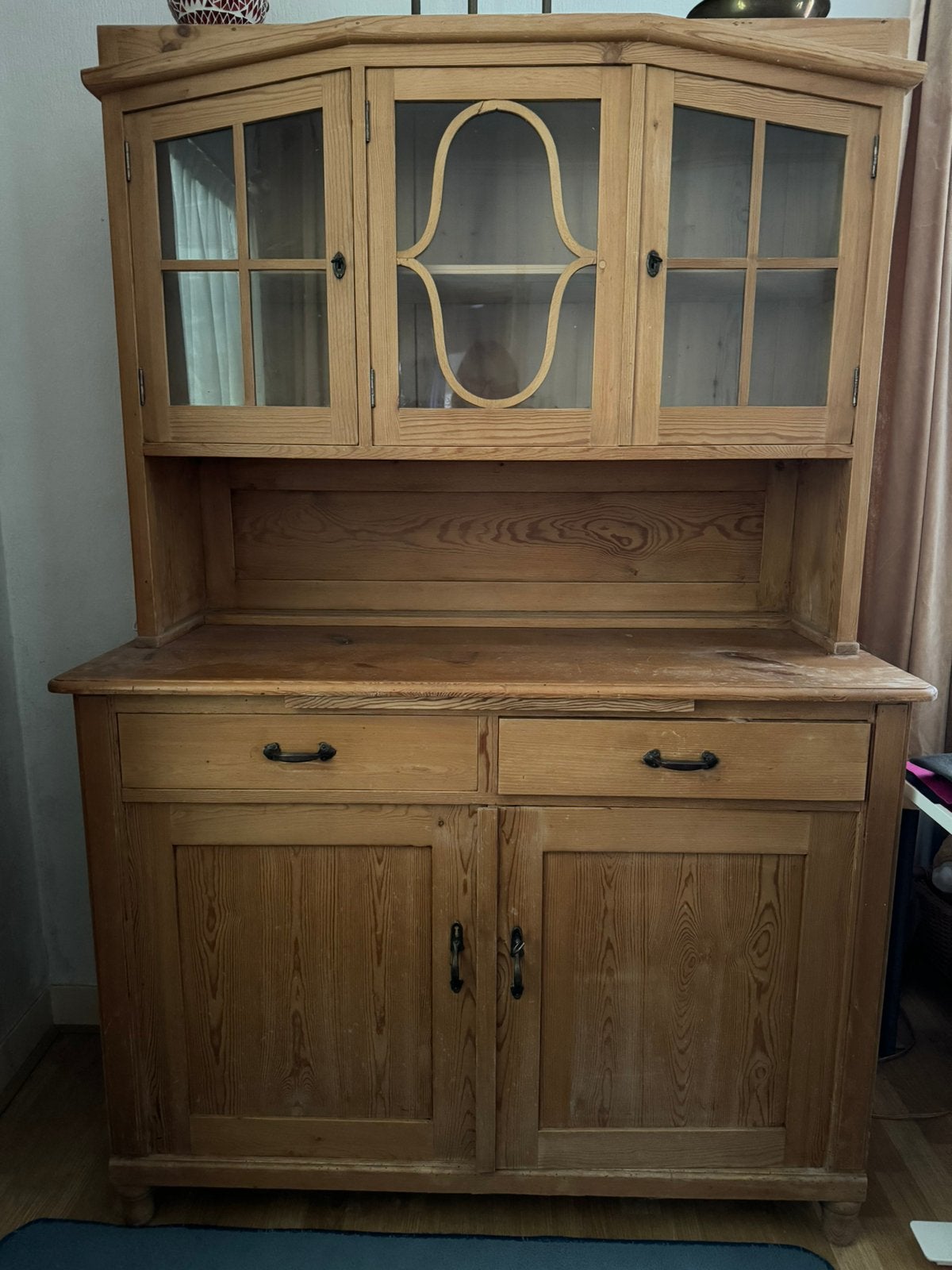 Antieke geloogde grenen buffetkast – Jugendstil details