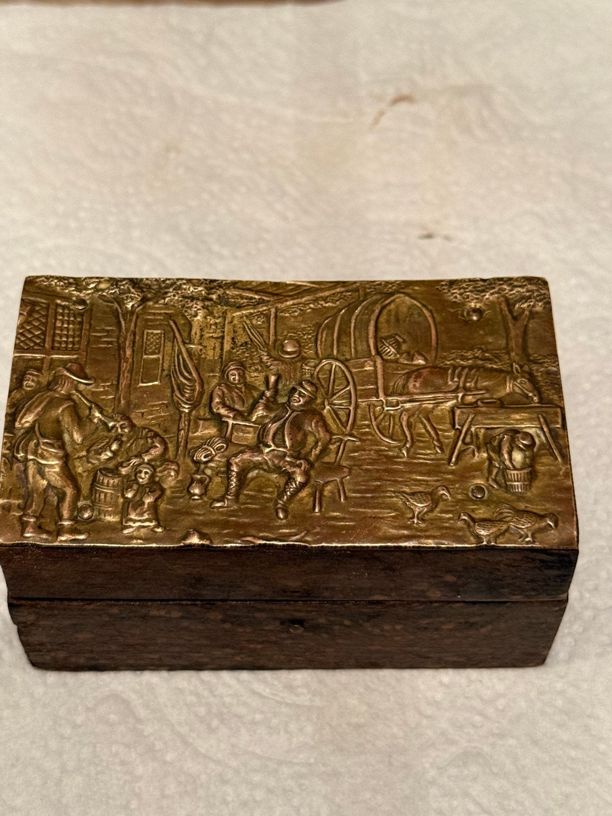 Antieke houten doos met messing reliëf en gewichten, Antiek en Kunst, Antiek | Gereedschap en Instrumenten, Ophalen of Verzenden