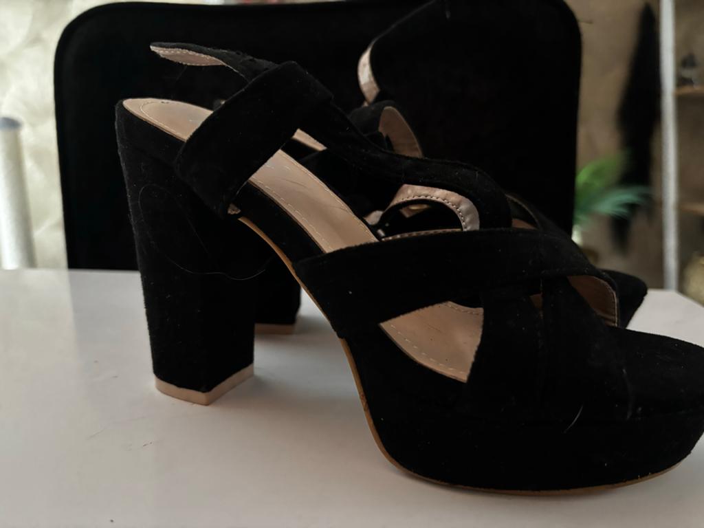 Zwarte sandalen met hak - Zo goed als nieuw, maat 37, Ophalen of Verzenden, Zo goed als nieuw, Zwart, Sandalen of Muiltjes