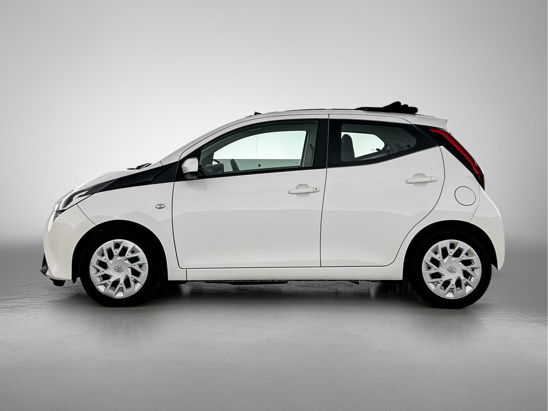 Toyota Aygo 1.0 VVT-i x-play cabrio | 1e Eigenaar | NIEUW GE, Auto's, Voorwielaandrijving, Stof, Gebruikt, 4 stoelen