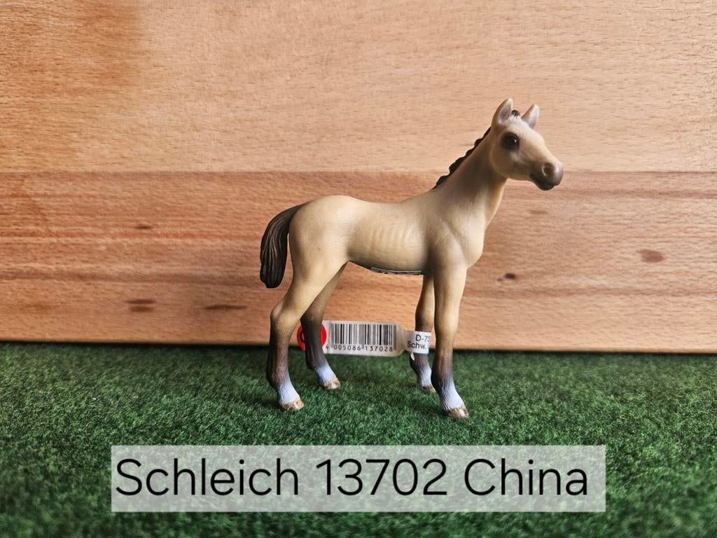 Schleich 13702 Akhal Teke veulen met vaantje uit 2012, Ophalen of Verzenden, Zo goed als nieuw, Paard, Beeldje of Figuurtje