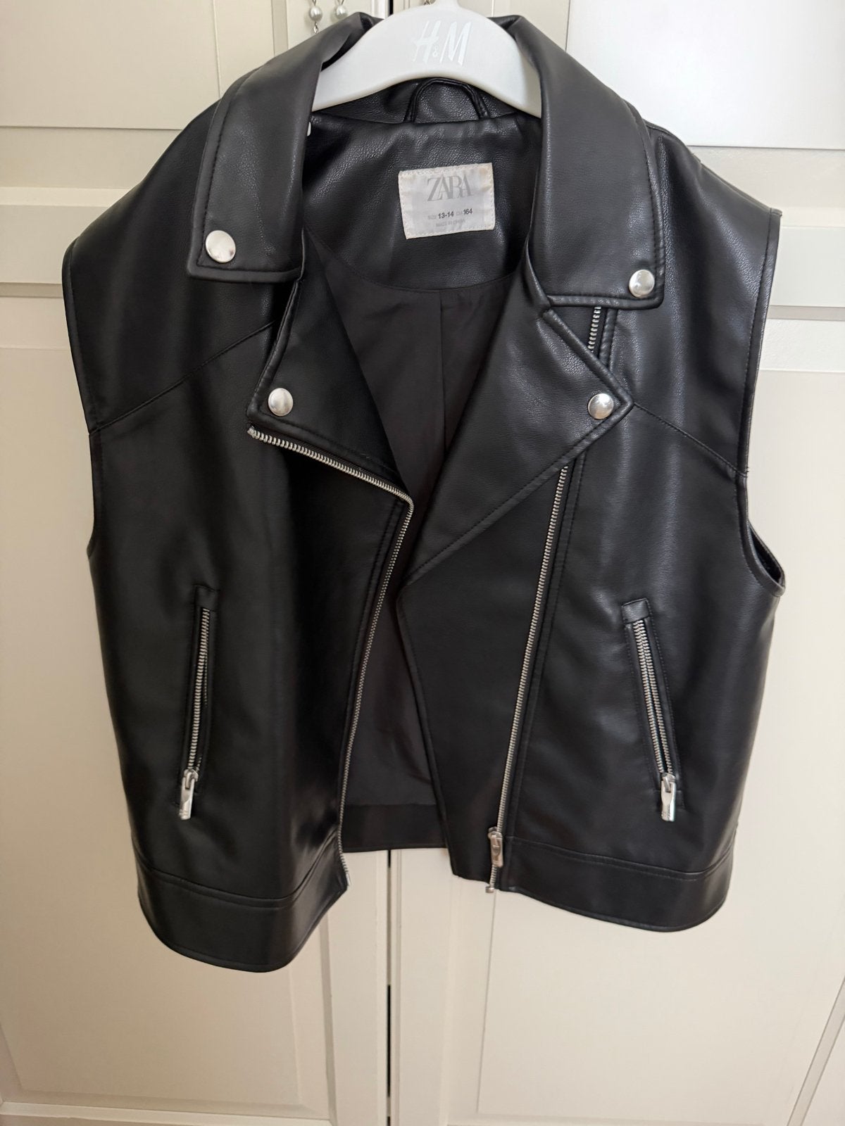 Zwarte mouwloze bikerjack van Zara, maat 164, Ophalen of Verzenden, Zo goed als nieuw, Meisje, Jas