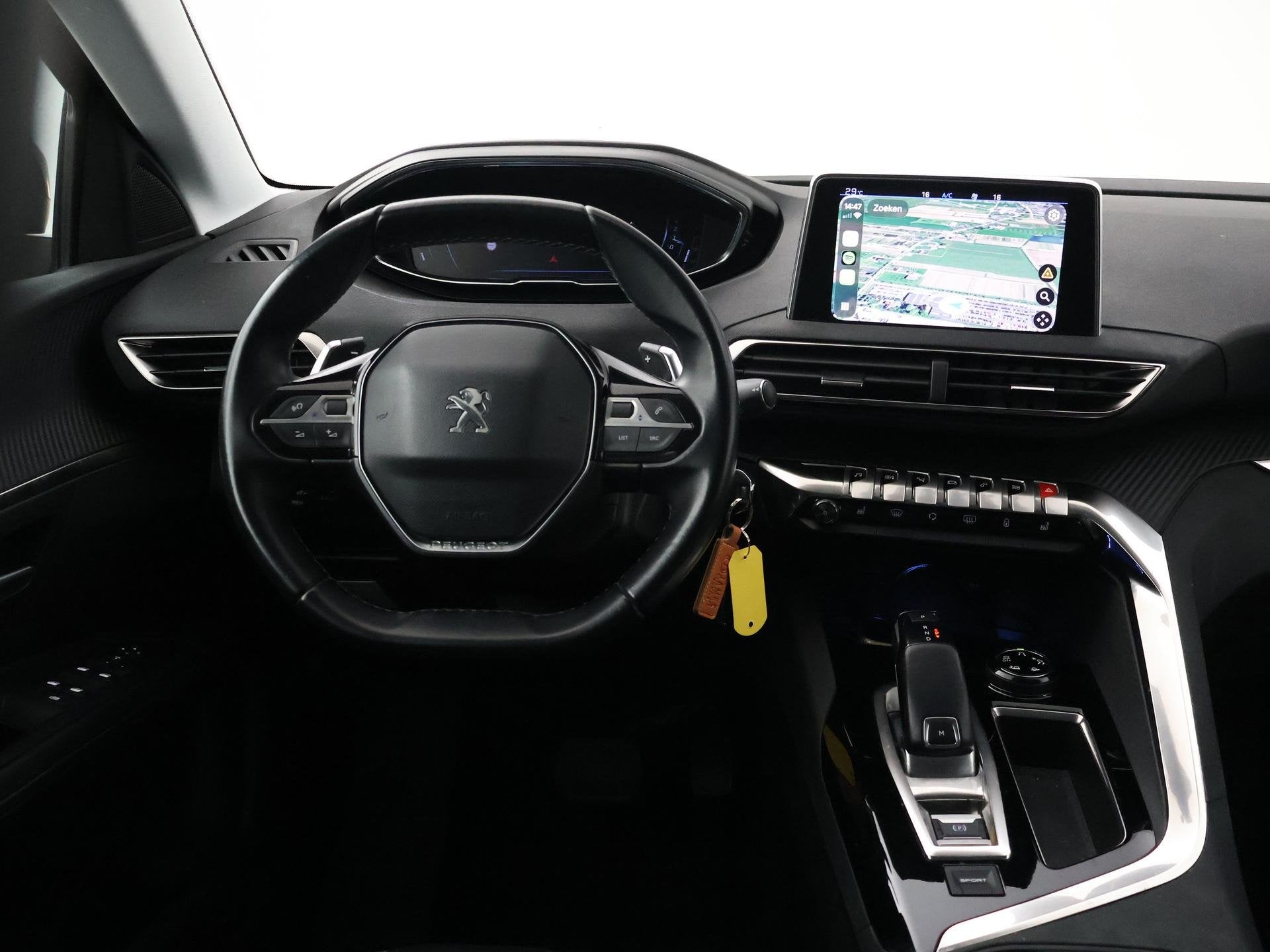 Peugeot 3008 1.2 PT 130 PK AUT. + TREKHAAK | STOELVERWARMING, Auto's, Gebruikt, 1199 cc, Leder en Stof, Zwart