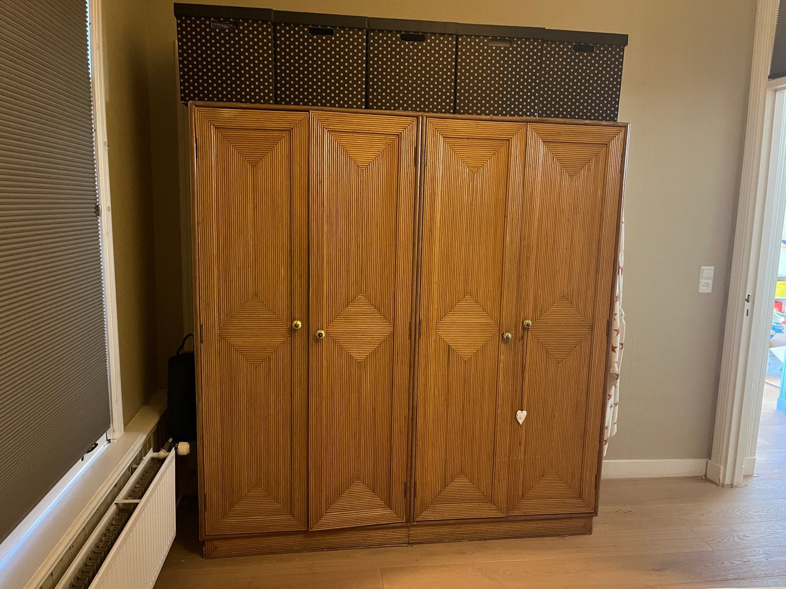 Houten kast met bamboe frame, planken, hangplekken & spiegel, Ophalen, Gebruikt, 100 tot 150 cm, 150 tot 200 cm
