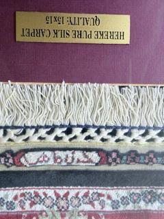 Handgeknoopt Hereke carpet in lijst,  zijde, Ophalen, Oosters, 40 cm, Achter glas