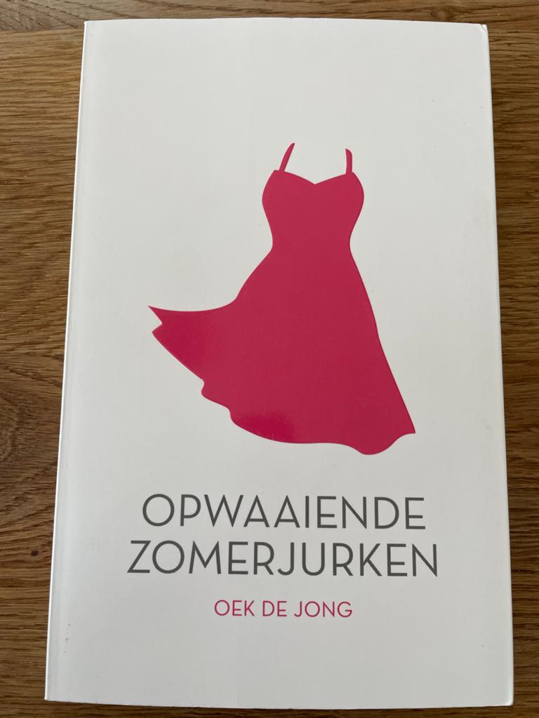 Opwaaiende Zomerjurken - Oek de Jong (Roman), Boeken, Ophalen of Verzenden, Gelezen, Nederland