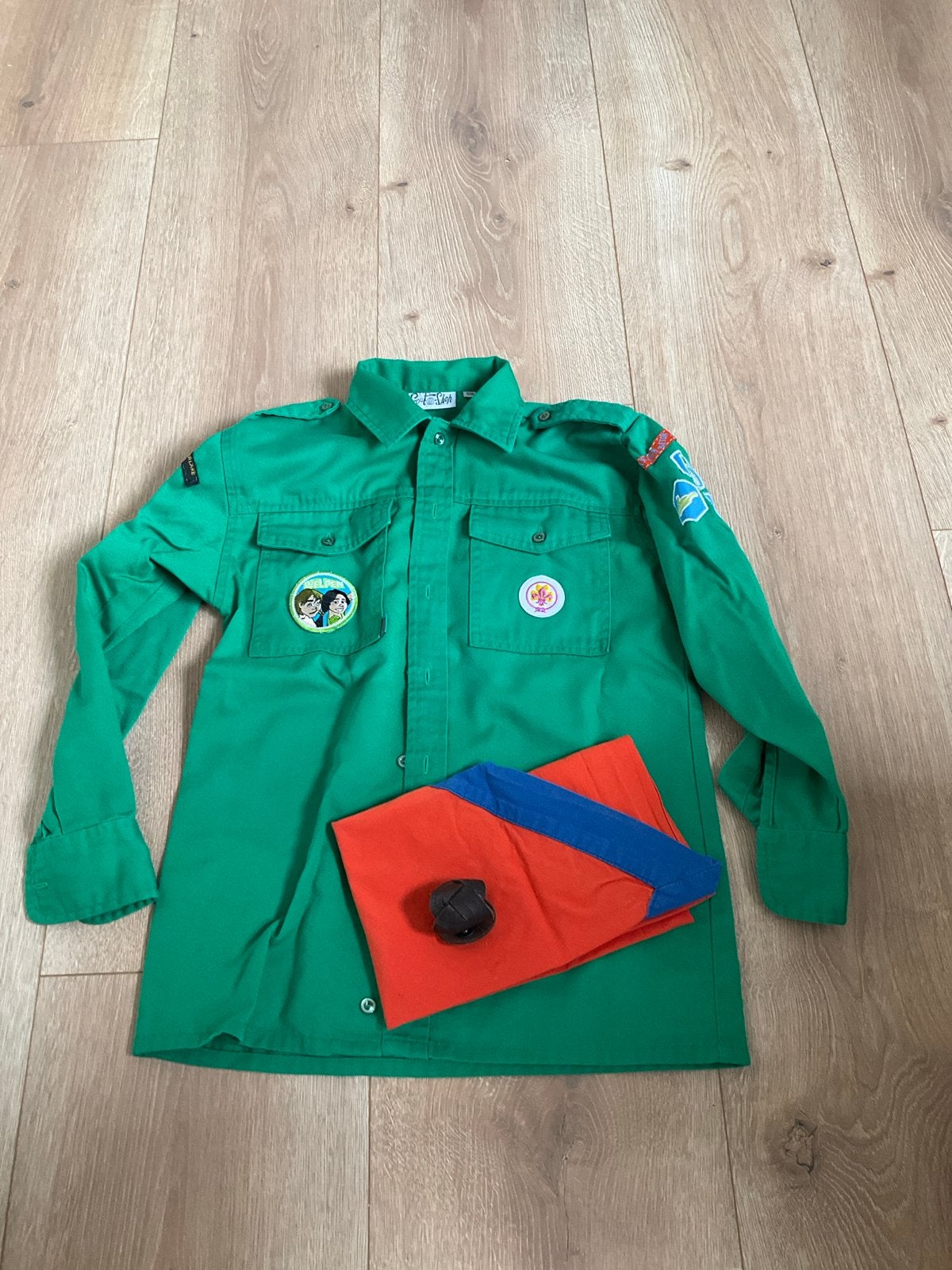Scoutfit Blouse Maat 128 met Das en Insignes, Ophalen of Verzenden, Gebruikt, Kleding