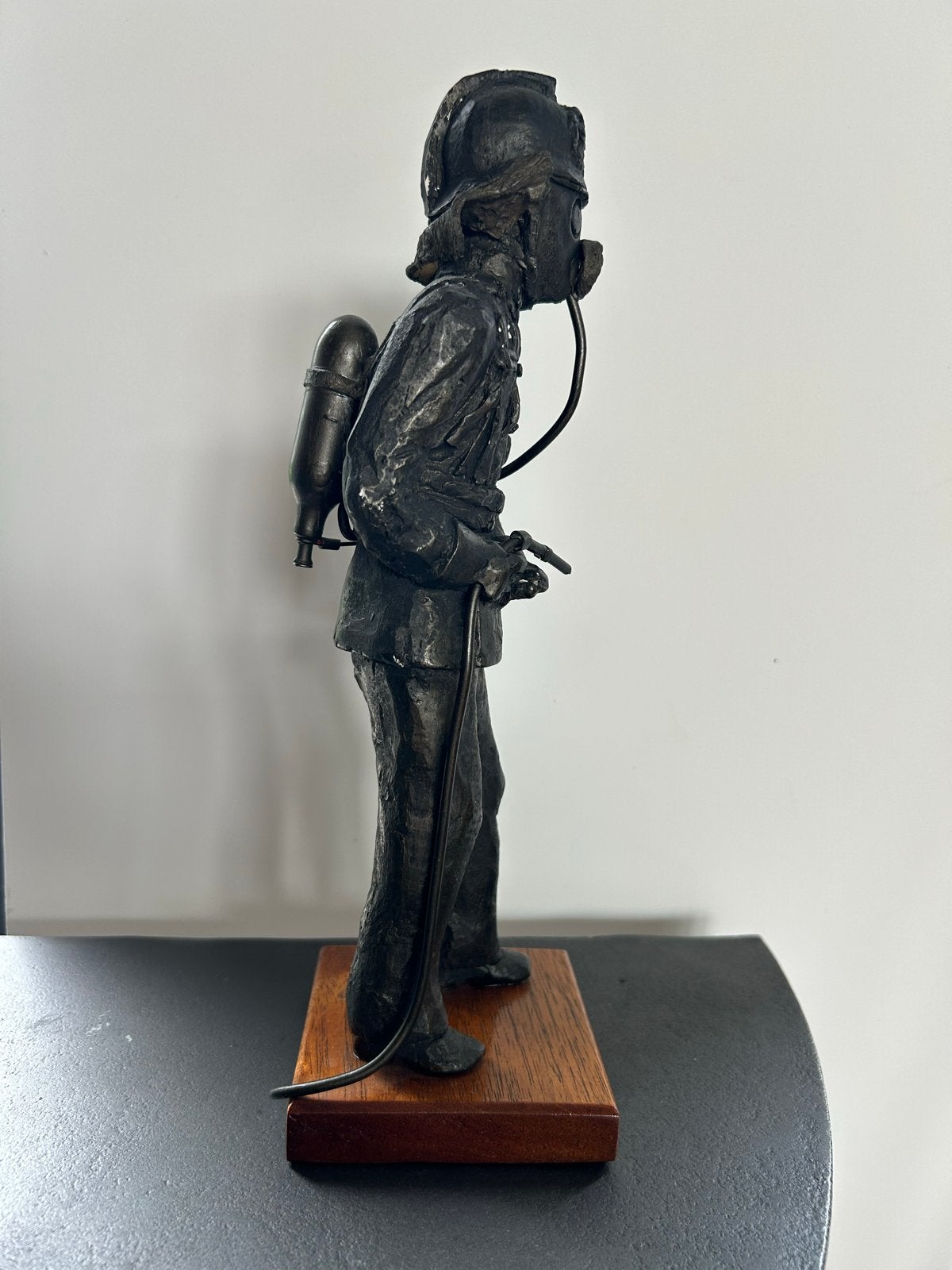 Beeldje Brandweerman Amsterdam 25 cm op houten voet, Verzamelen, Beelden en Beeldjes, Ophalen