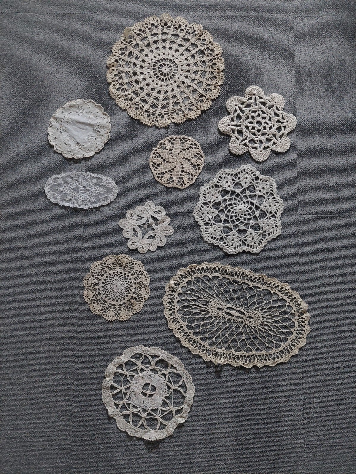 Diverse kleine kleedjes - gehaakt / gekantklost - handwerk -, Ophalen of Verzenden