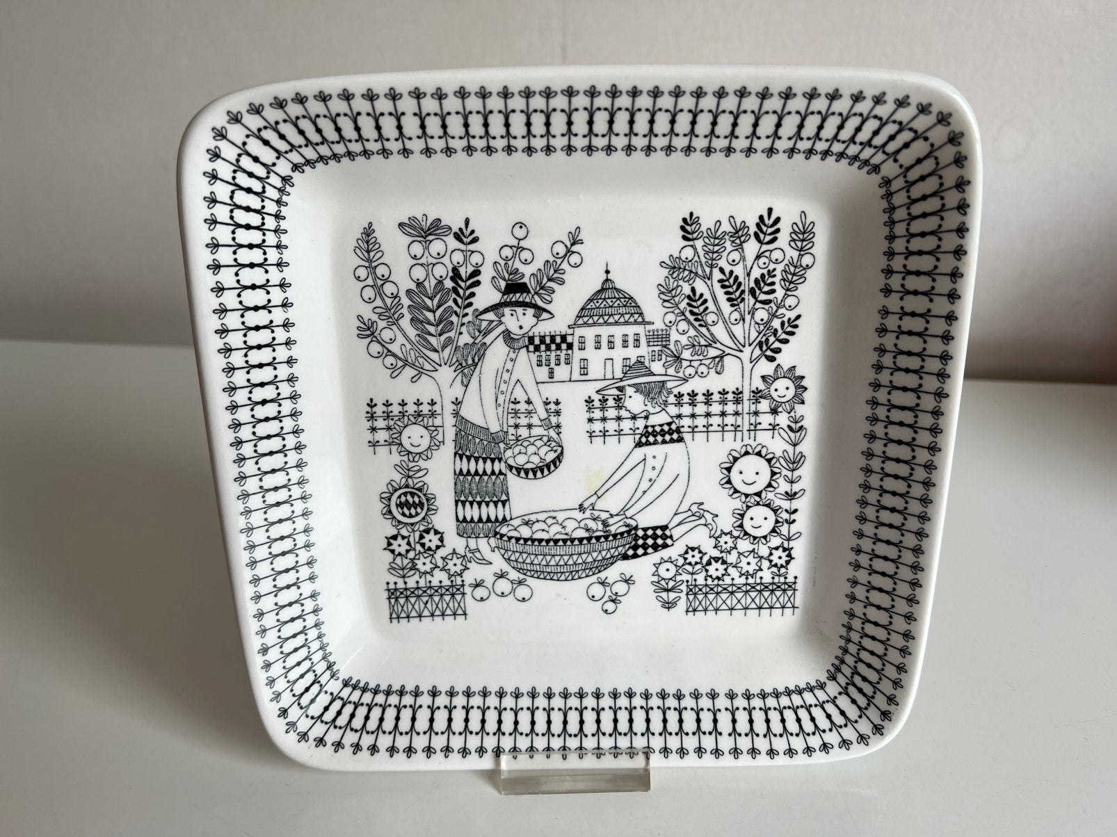 Arabia Finland Emilia Schaal Appelplukkers Raija Uosikkinen, Antiek en Kunst, Ophalen of Verzenden