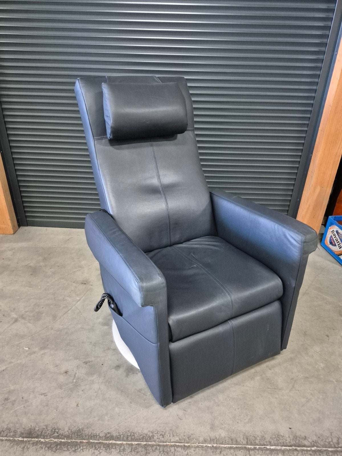 Areo Luxe blauwe leren sta-op stoel met ingebouwde accu, Huis en Inrichting, Fauteuils, Ophalen, Gebruikt, 50 tot 75 cm, Leer