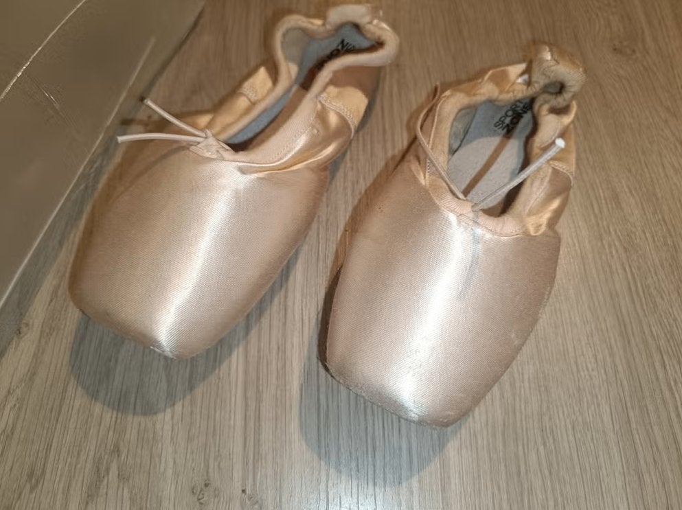 Spitzen maat 36 B sportzone spitsen ballet schoenen izgst, Gebruikt, Schoenen, Ophalen of Verzenden