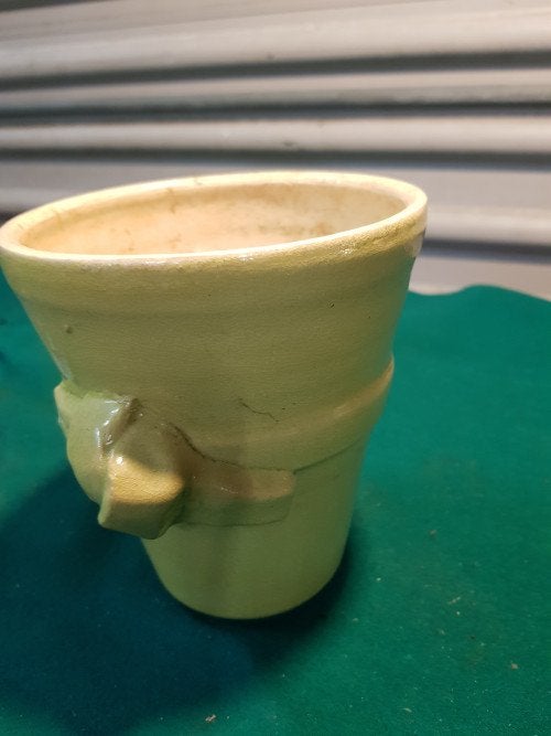 bloempot geel met strik aardewerk, Ophalen of Verzenden, 'T Olde Gre-j, Info@toldegrej.nl, Endepoelstraat 20f Didam