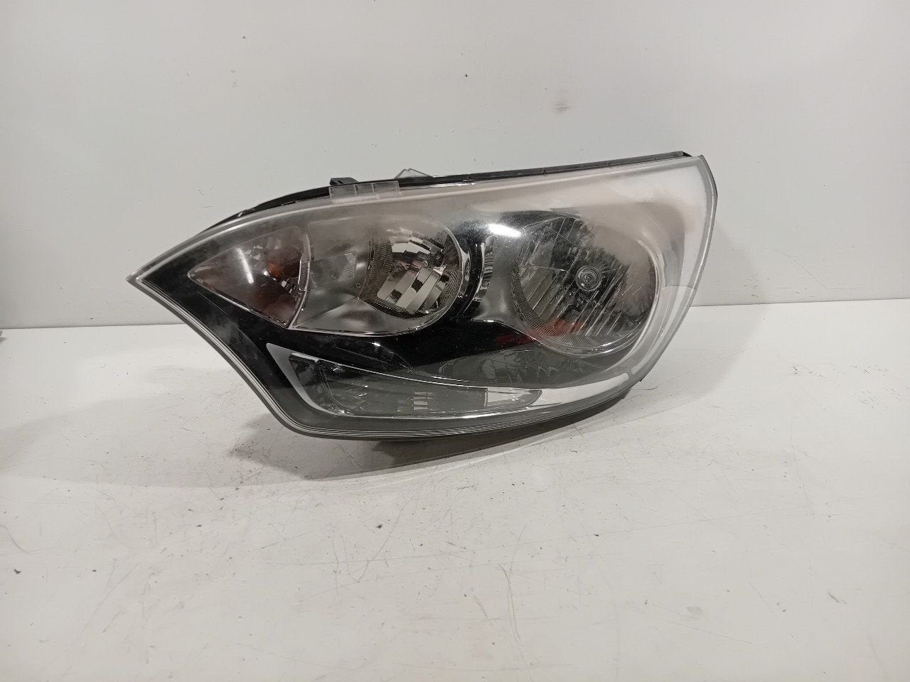 Koplamp links Kia Rio, Auto-onderdelen, Verlichting, Onderdelen@venauto.nl, Van der Ven Autorecycling B.V., Ettenseweg 76, 4706 PB Roosendaal, The Netherlands