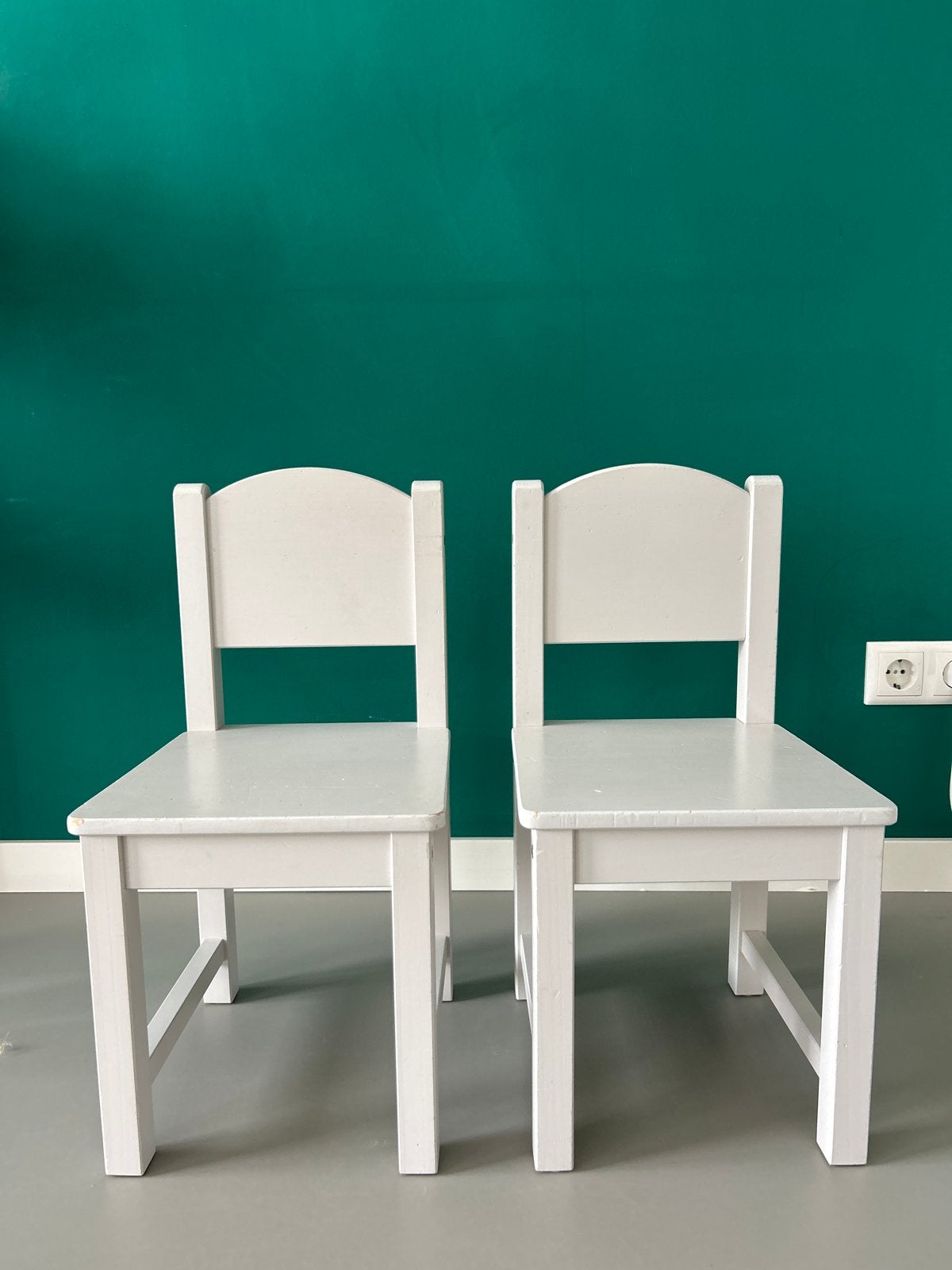 Twee IKEA Sundvik kinderstoeltjes lichtgrijs, Ophalen, Gebruikt, Stoel(en)