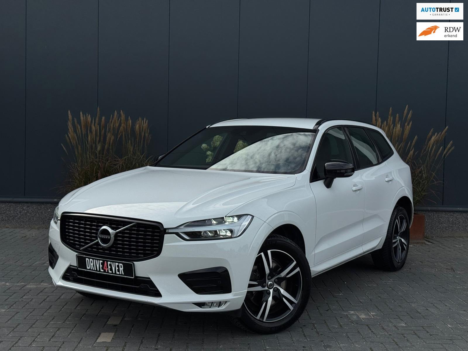 Volvo XC60 2.0 B5 AWD R-Design NAVI|LEDER|CAMERA|SPORTVELGEN, Auto's, Dealer onderhouden, Gebruikt, Zwart, Wit