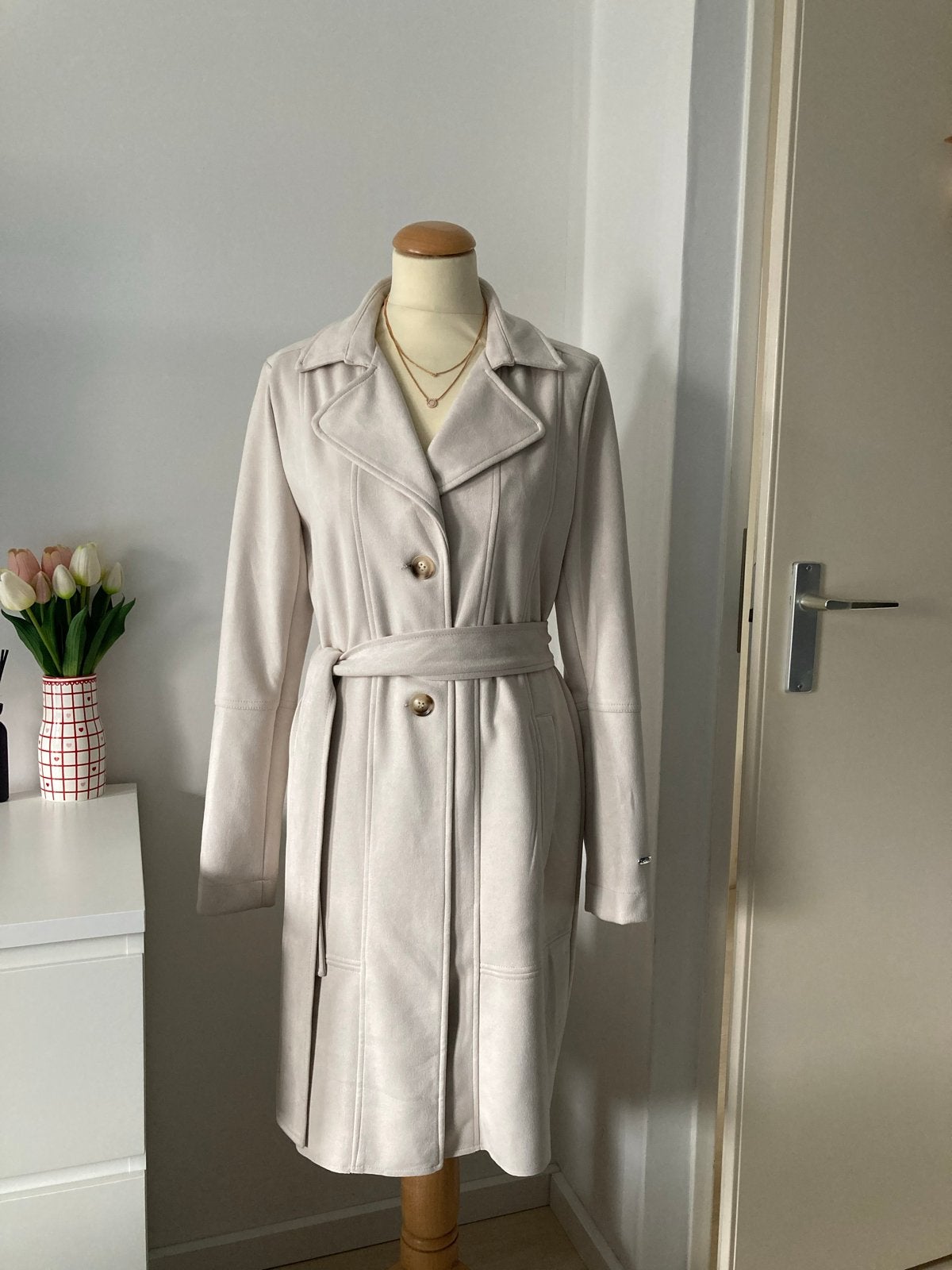 Garcia suède look trenchcoat maat M, Ophalen of Verzenden, Zo goed als nieuw, Maat 38/40 (M), Beige