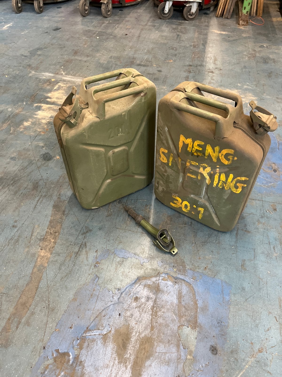 Twee militaire jerrycans 20L met schenktuit, Ophalen, Gebruikt