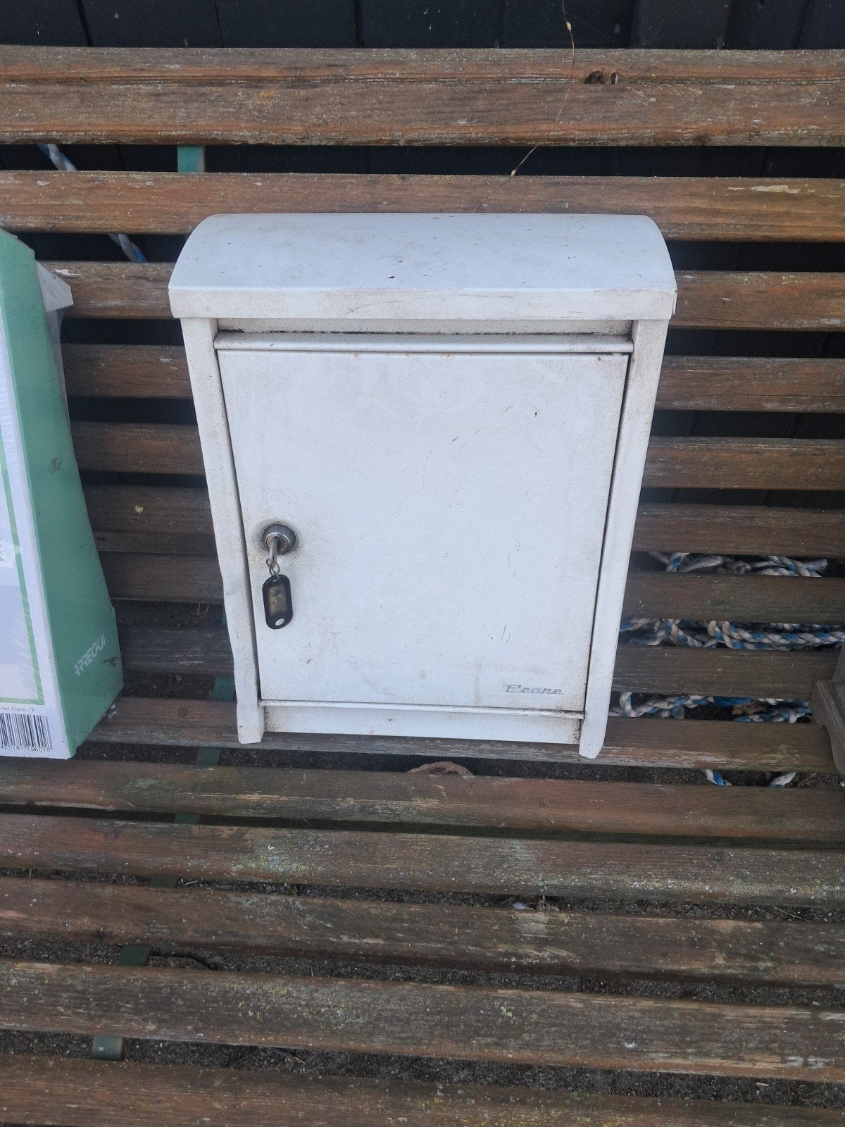 Witte brievenbus met sleutel - Gebruikt, Tuin en Terras, Brievenbussen, Ophalen, Gebruikt, Staal, Wandbrievenbus