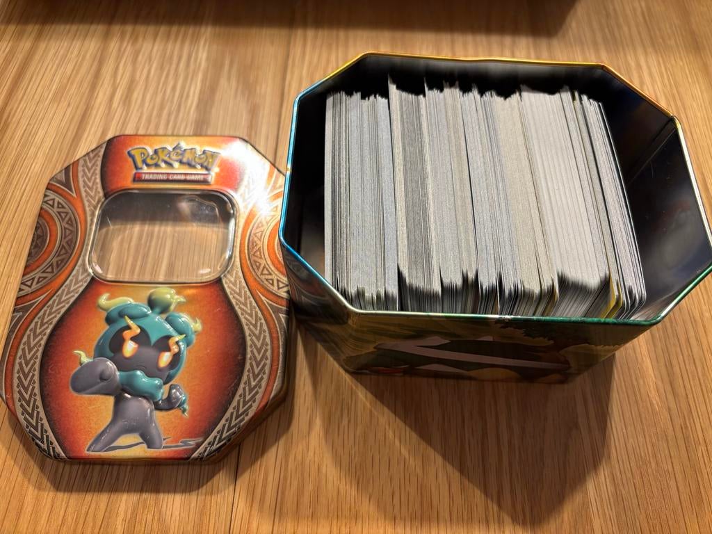 Pokémon tin met +/- 300 Pokémonkaarten, Ophalen of Verzenden, Gebruikt, Meerdere kaarten
