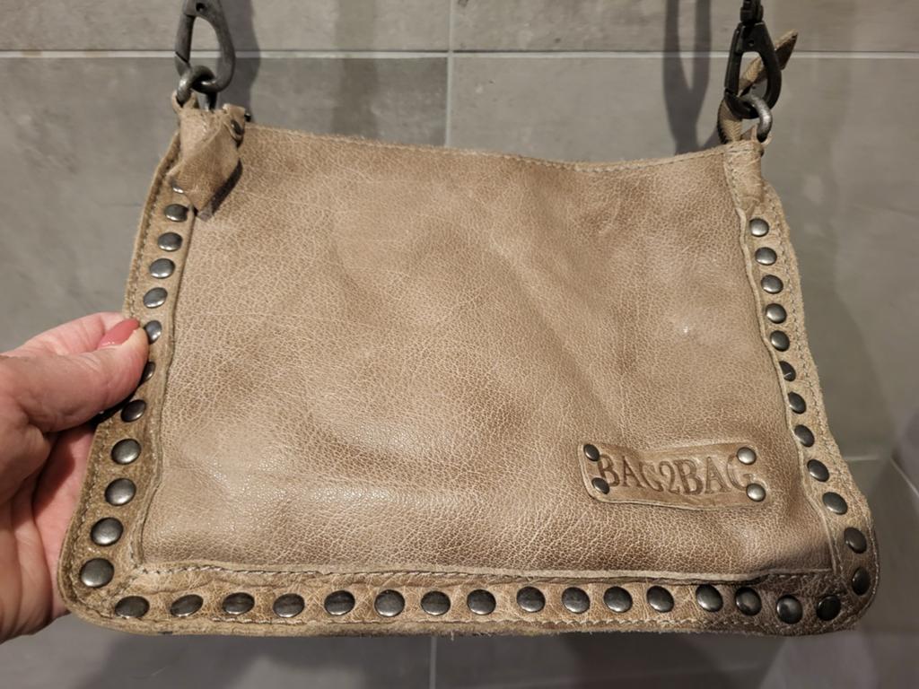 Bag2Bag Leren Crossbody Tas met Studs - Beige, Sieraden, Tassen en Uiterlijk, Tassen | Schoudertassen, Overige merken, Gebruikt