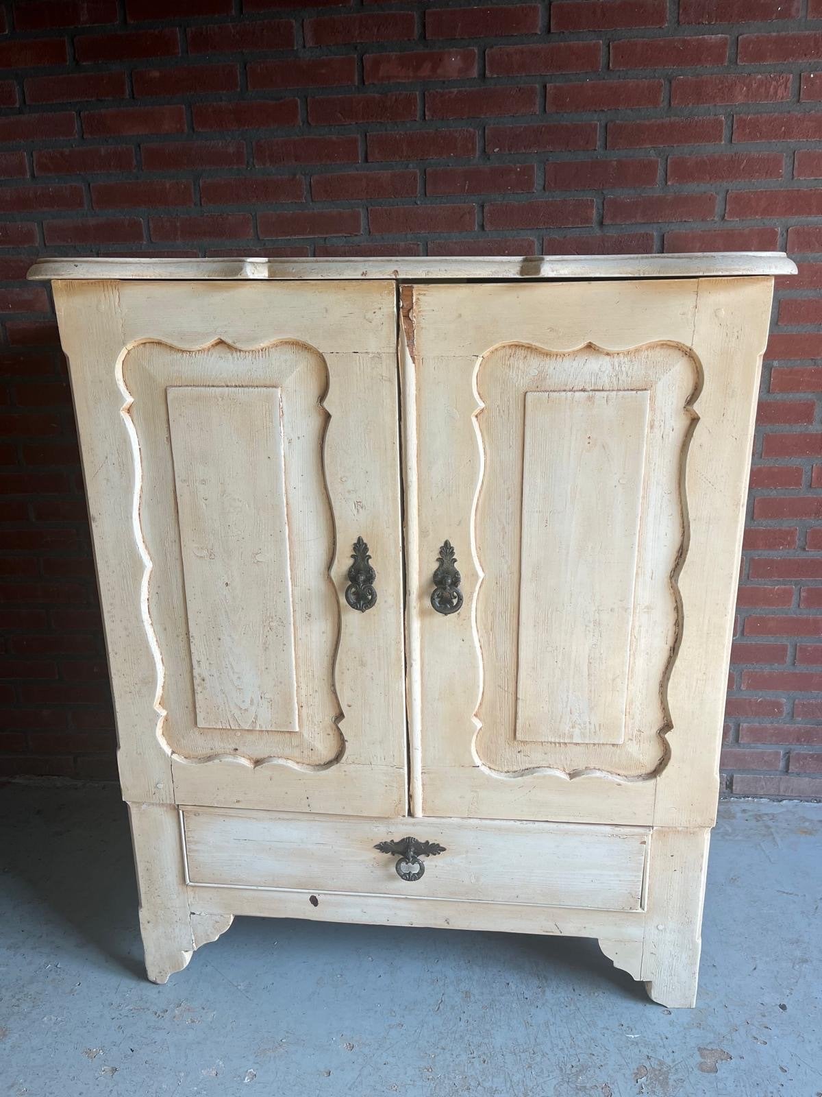 Antieke kast met lade en twee deuren, Ophalen