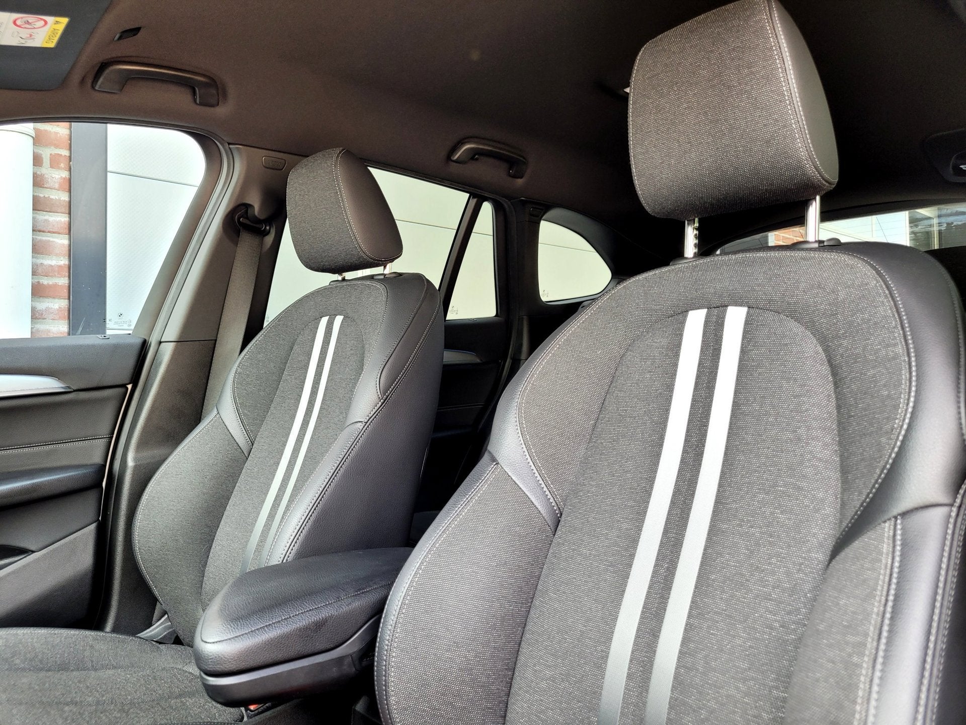BMW X1 XDrive25e M-Sport, Camera, HiFi, Adaptive LED, 19 inc, Gebruikt, Leder en Stof, Wit, Bedrijf