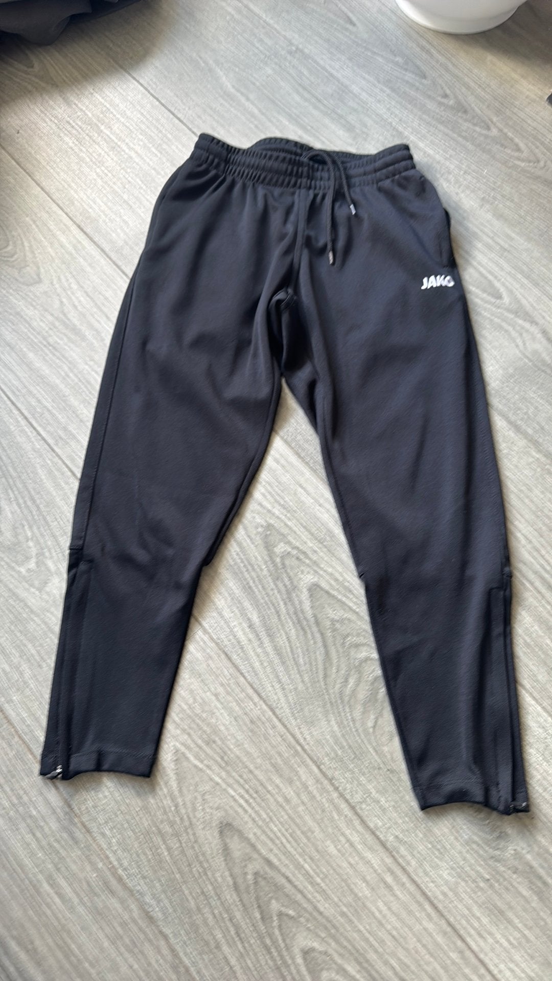 Zwarte trainingsbroek Jako maat 128, Ophalen of Verzenden, Zo goed als nieuw, Jongen of Meisje, Broek