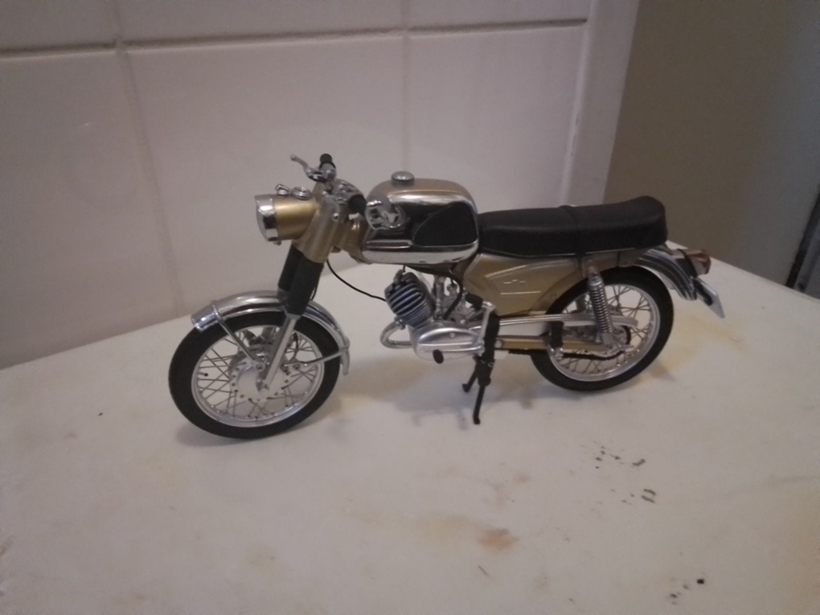Zündapp KS 50 model 1:10 in nieuwstaat met doos, Hobby en Vrije tijd, Overige merken, Ophalen of Verzenden, Zo goed als nieuw