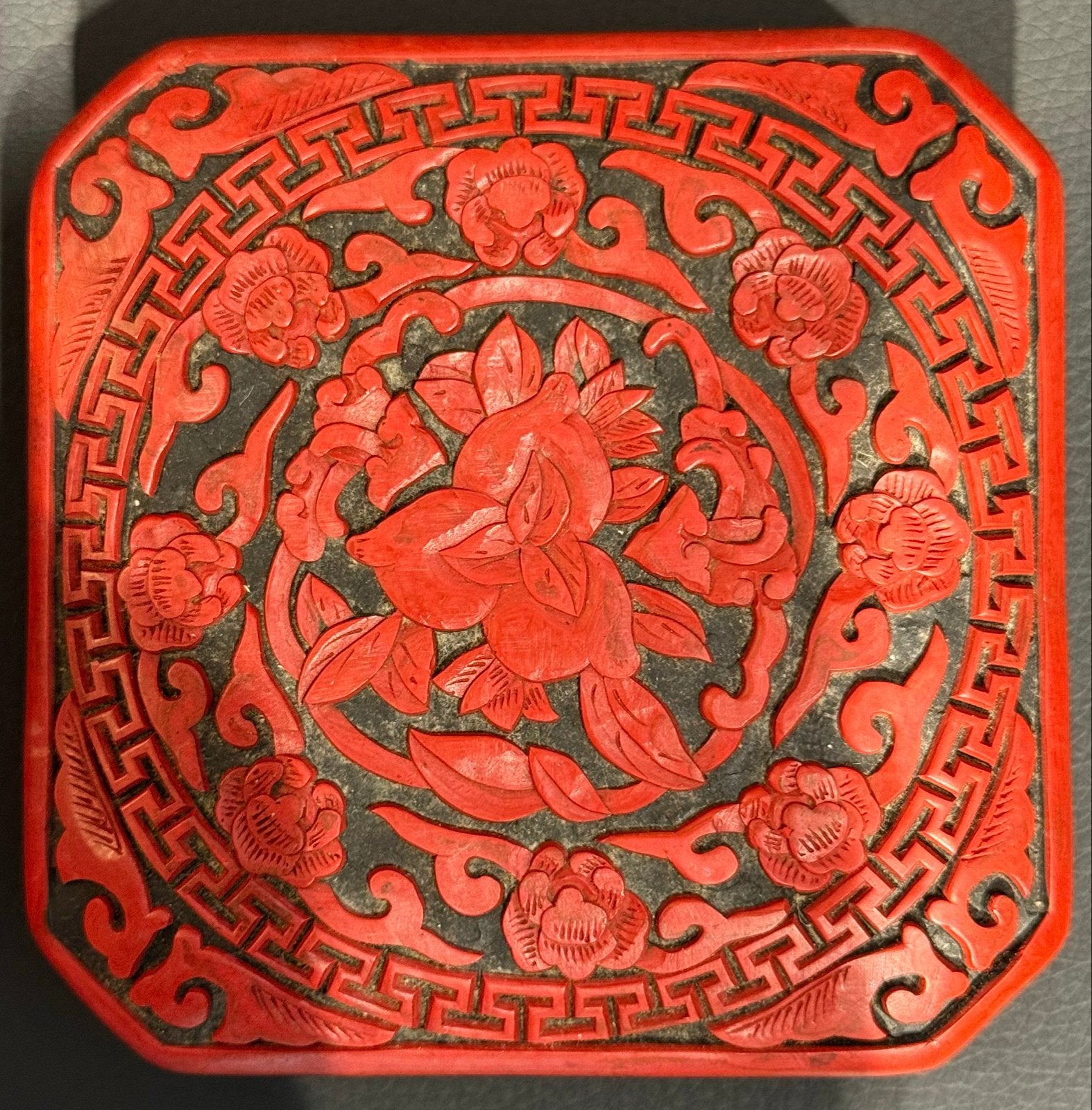 Antieke Chinese Cinnaber Lakdoos met Bloemmotieven, Ophalen of Verzenden