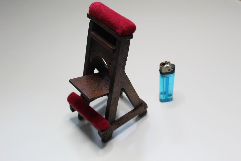 Antieke miniatuur bidstoel van hout en velours, Ophalen of Verzenden