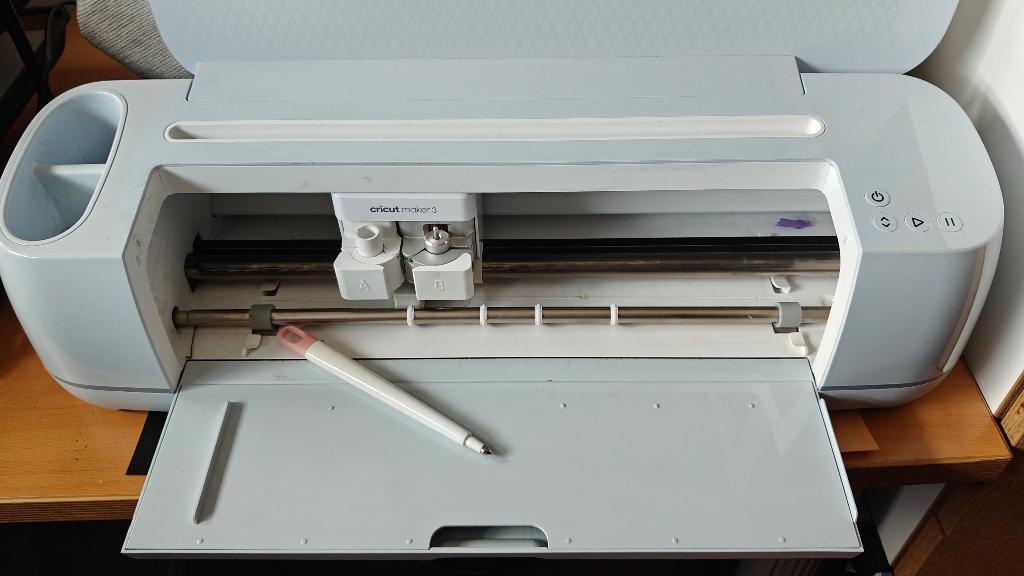 Cricut maker 3 met alle messen, Hobby en Vrije tijd, Knutselen, Zo goed als nieuw, Machine, Elektrisch, Geschikt voor karton, Geschikt voor snijden