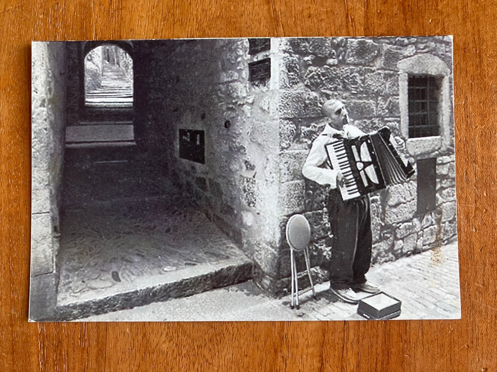 Foto van Straatmuzikant Accordeonist in Zuid Europa, Gebruikt, Foto, Ophalen of Verzenden, 1940 tot 1960