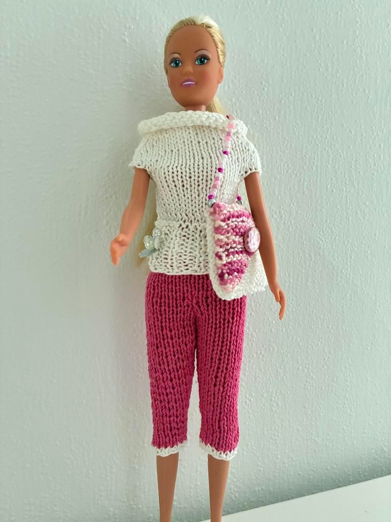 Handgebreide Barbie outfit: broek, trui & tas, Kinderen en Baby's, Speelgoed | Poppen, Ophalen of Verzenden, Nieuw, Barbie