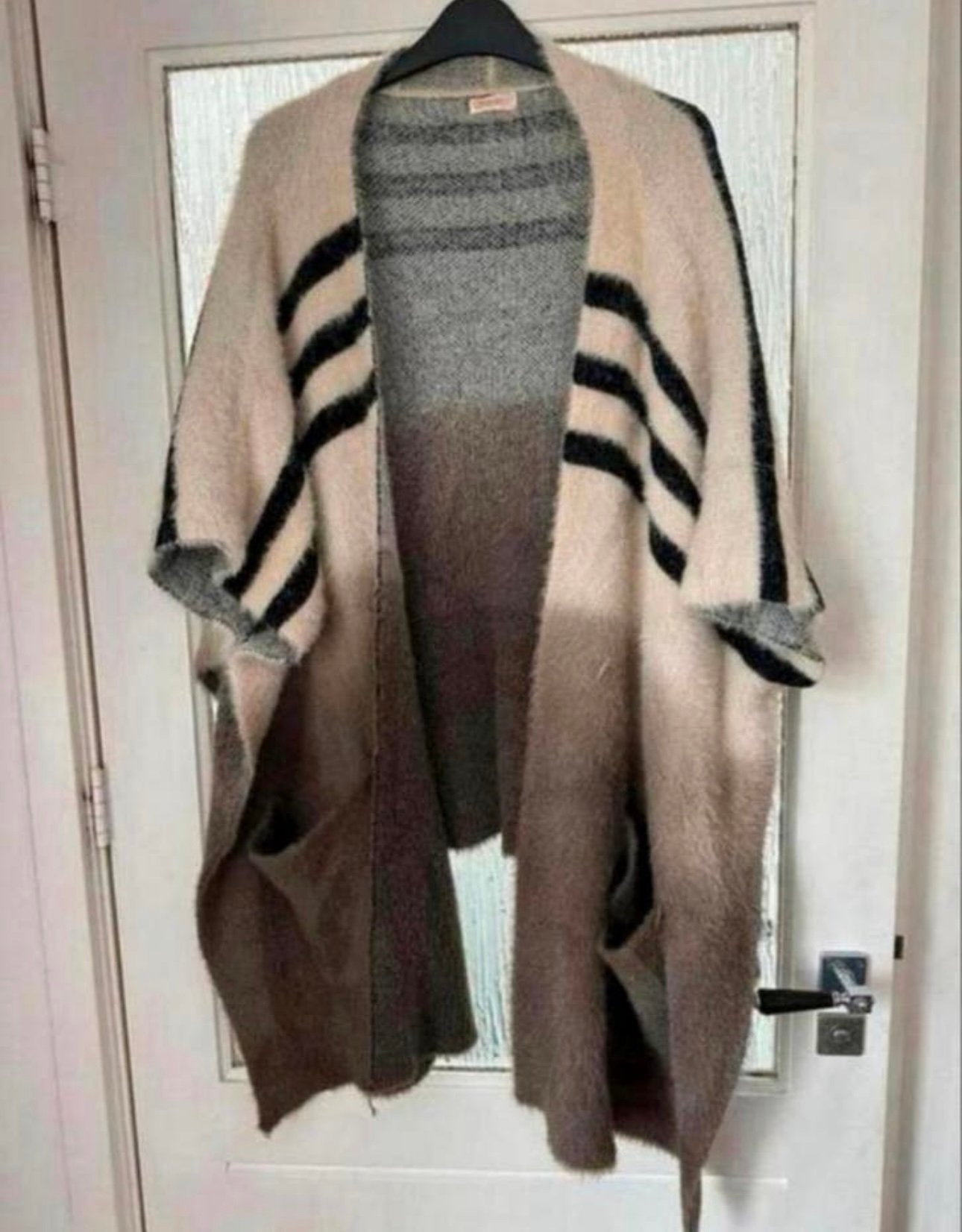 Warme fluffy poncho / vest van Ambika – one size, Ophalen of Verzenden, Zo goed als nieuw, Beige