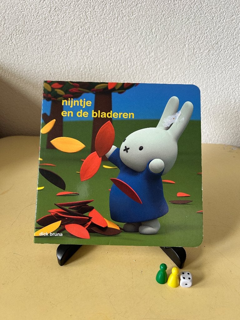 Boek Nijntje en de bladeren - Dick Bruna (Hardcover), Boeken, Ophalen of Verzenden, Zo goed als nieuw, Dick Bruna, 1 tot 2 jaar