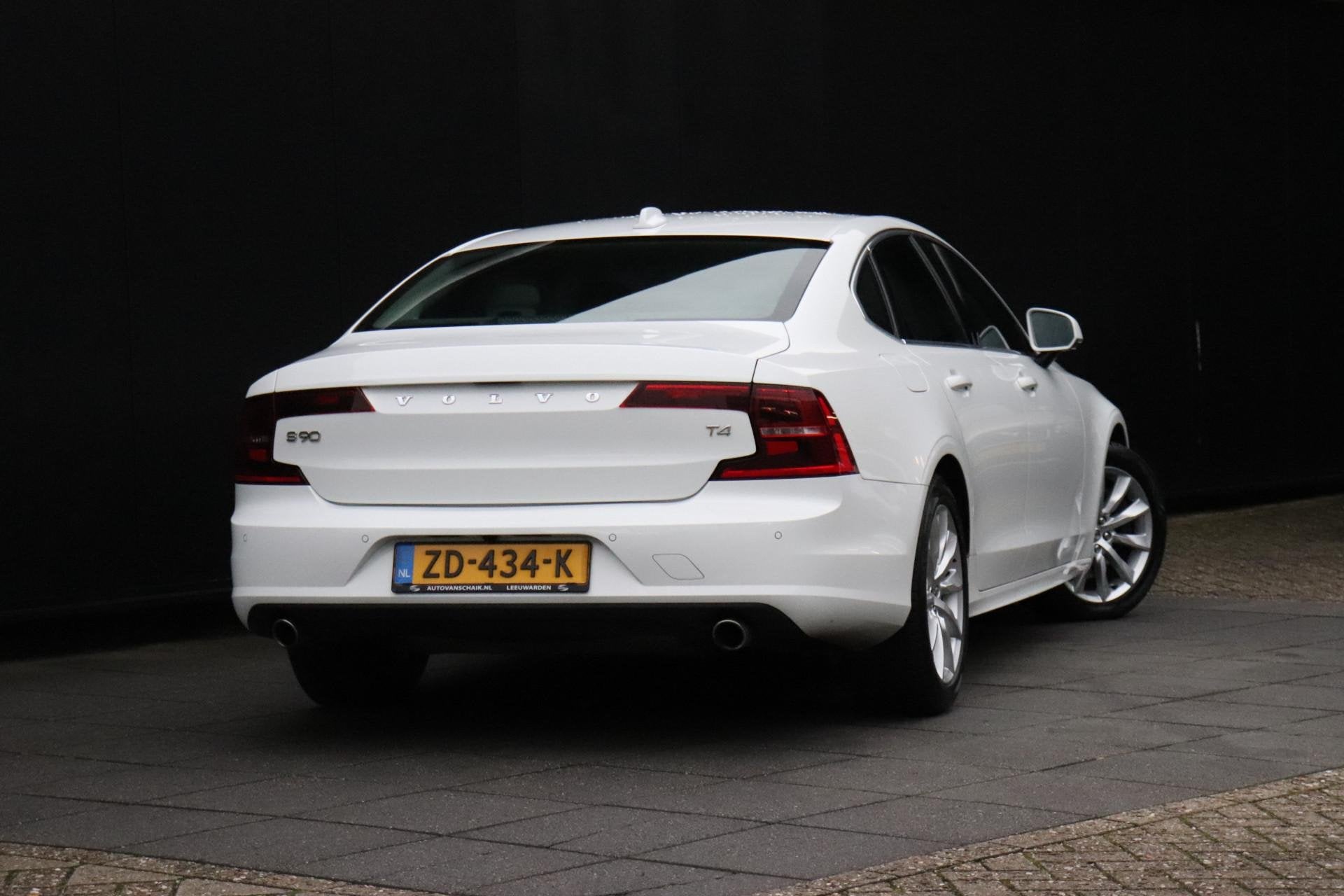 Volvo S90 2.0 T4 Momentum | CAMERA | VIRTUAL COCKPIT | CRUIS, Auto's, Dealer onderhouden, 15 km/l, Euro 6, Wit