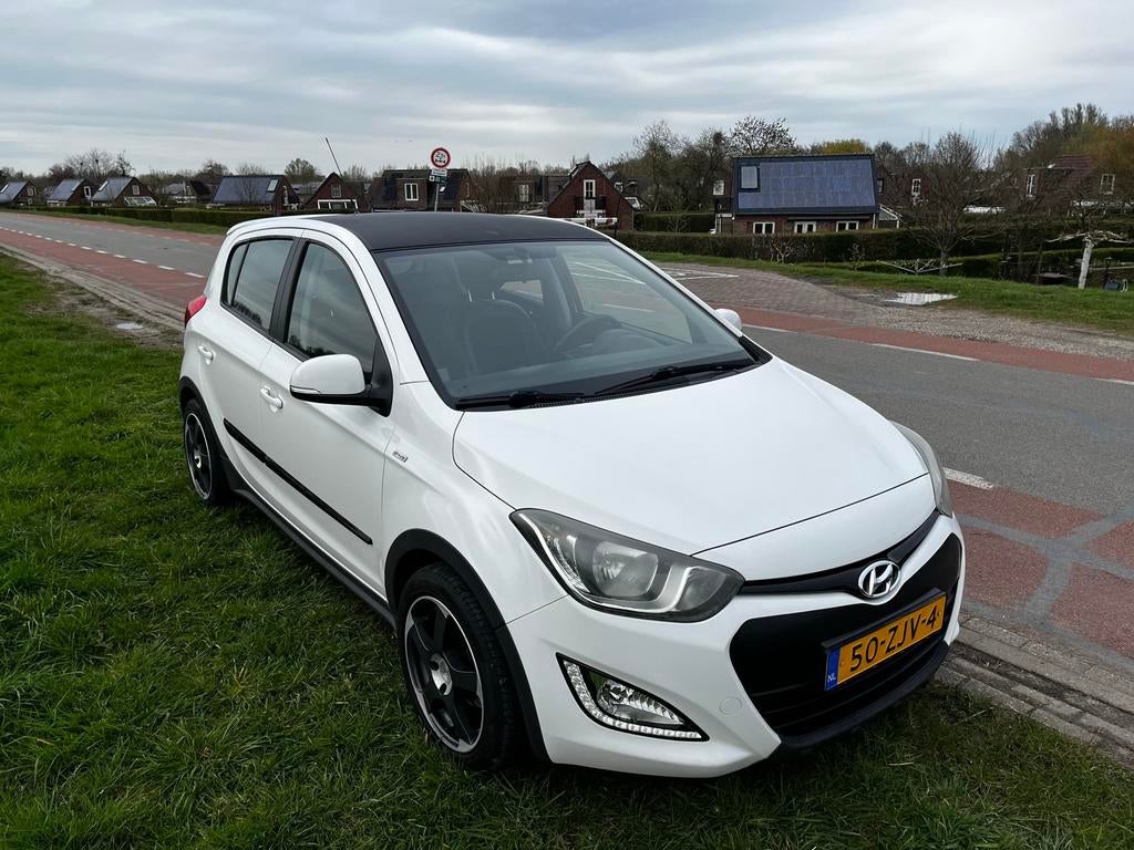Zeer nette en zuinige Hyundai i20 1.2I 5-DRS 2013 te koop, Auto's, 450 kg, 31 €/maand, 4 cilinders, Wit